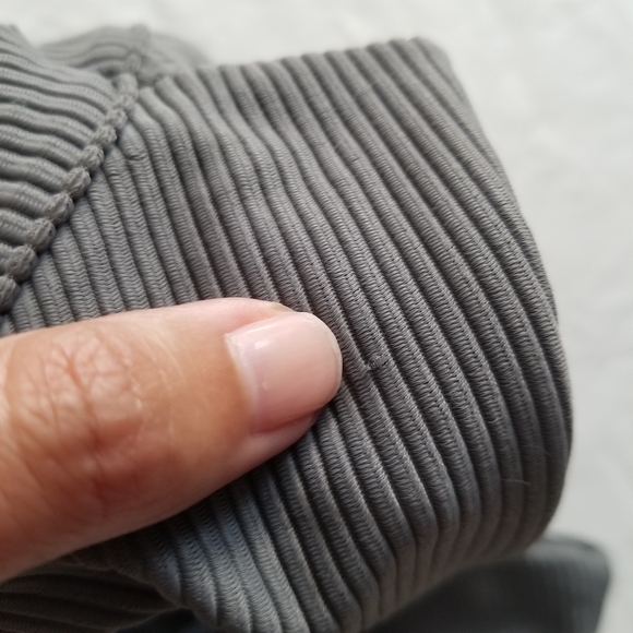 Frankie's Bikinis grey ribbed bikini top size smal - Picture 4 of 6